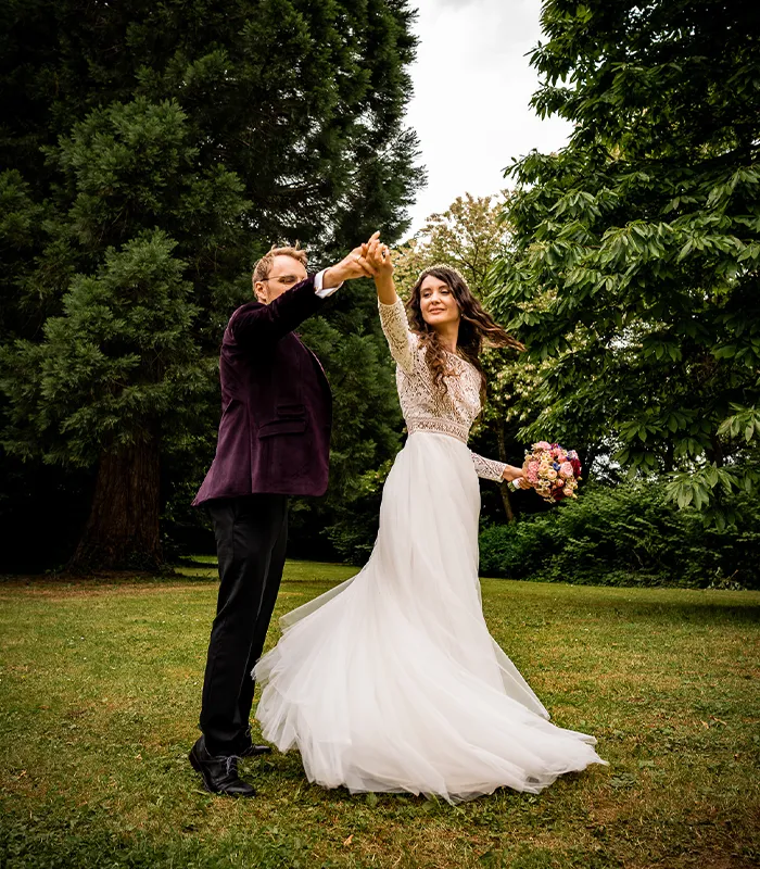 Glückliches Brautpaar in Stuttgart, ungestellt fotografiert. Professionelle Hochzeitsfotografie und Videografie für authentische und emotionale Hochzeitsreportagen.